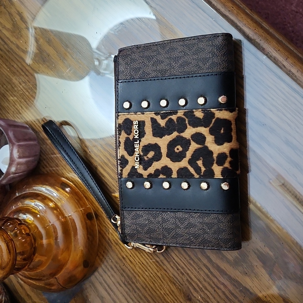Michael Kors -Adele Logo and Leopard Smartphone Wallet'